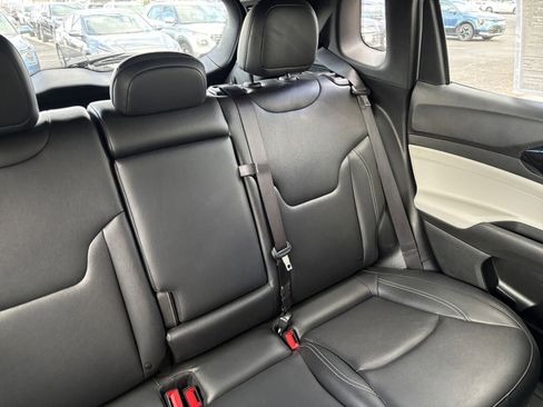 Used 2025 Jeep Compass Limited image 38