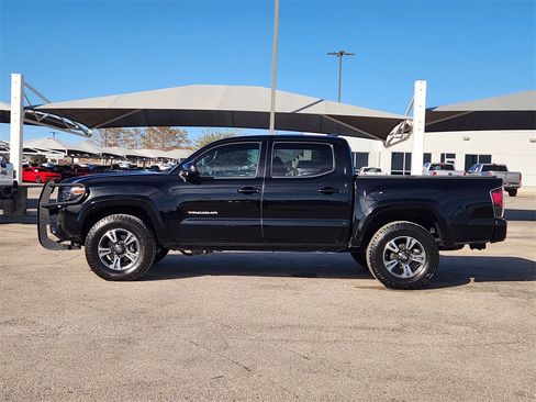 Used 2017 Toyota Tacoma TRD Sport image 4