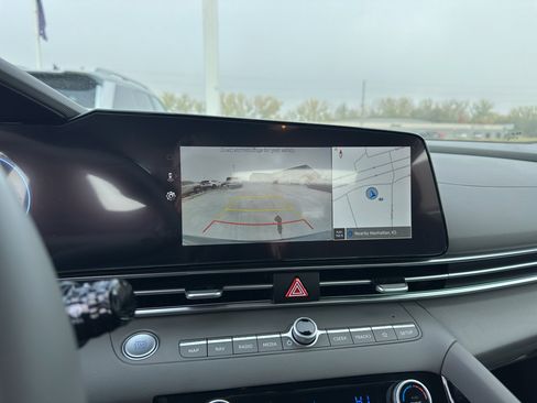 Certified 2024 Hyundai Elantra SEL w/ Convenience Package image 20