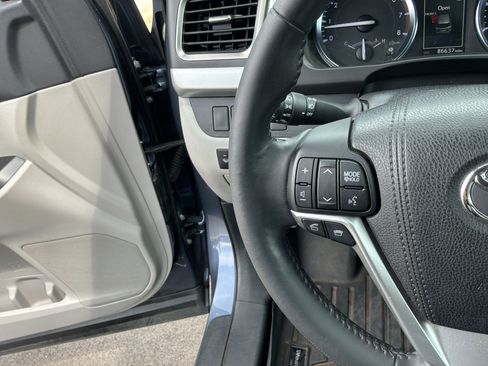 Used 2015 Toyota Highlander XLE FWD image 19