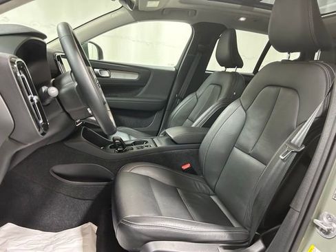 Used 2025 Volvo XC40 B5 Core image 9