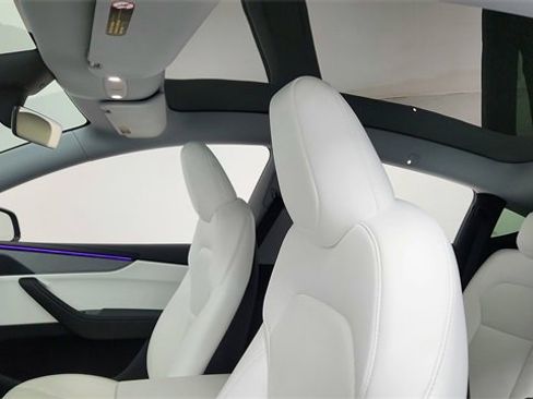 Used 2026 Tesla Model Y 2WD image 31