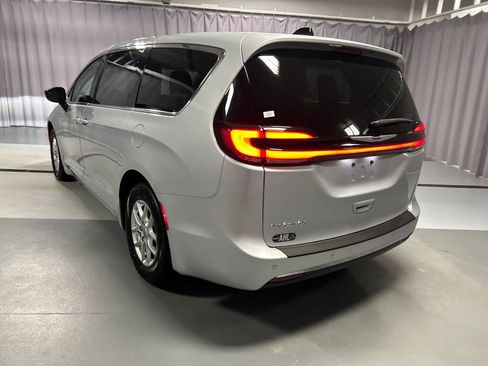 Used 2024 Chrysler Pacifica Touring-L image 5