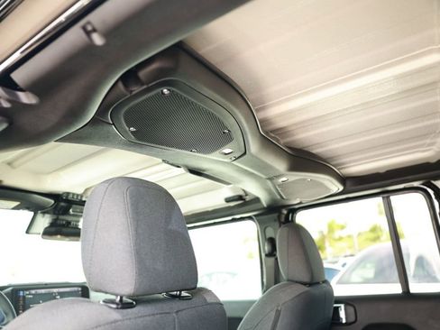 Used 2025 Jeep Wrangler Unlimited Sahara image 36