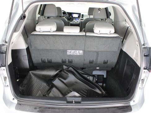 Used 2017 Toyota Sienna Limited FWD image 35