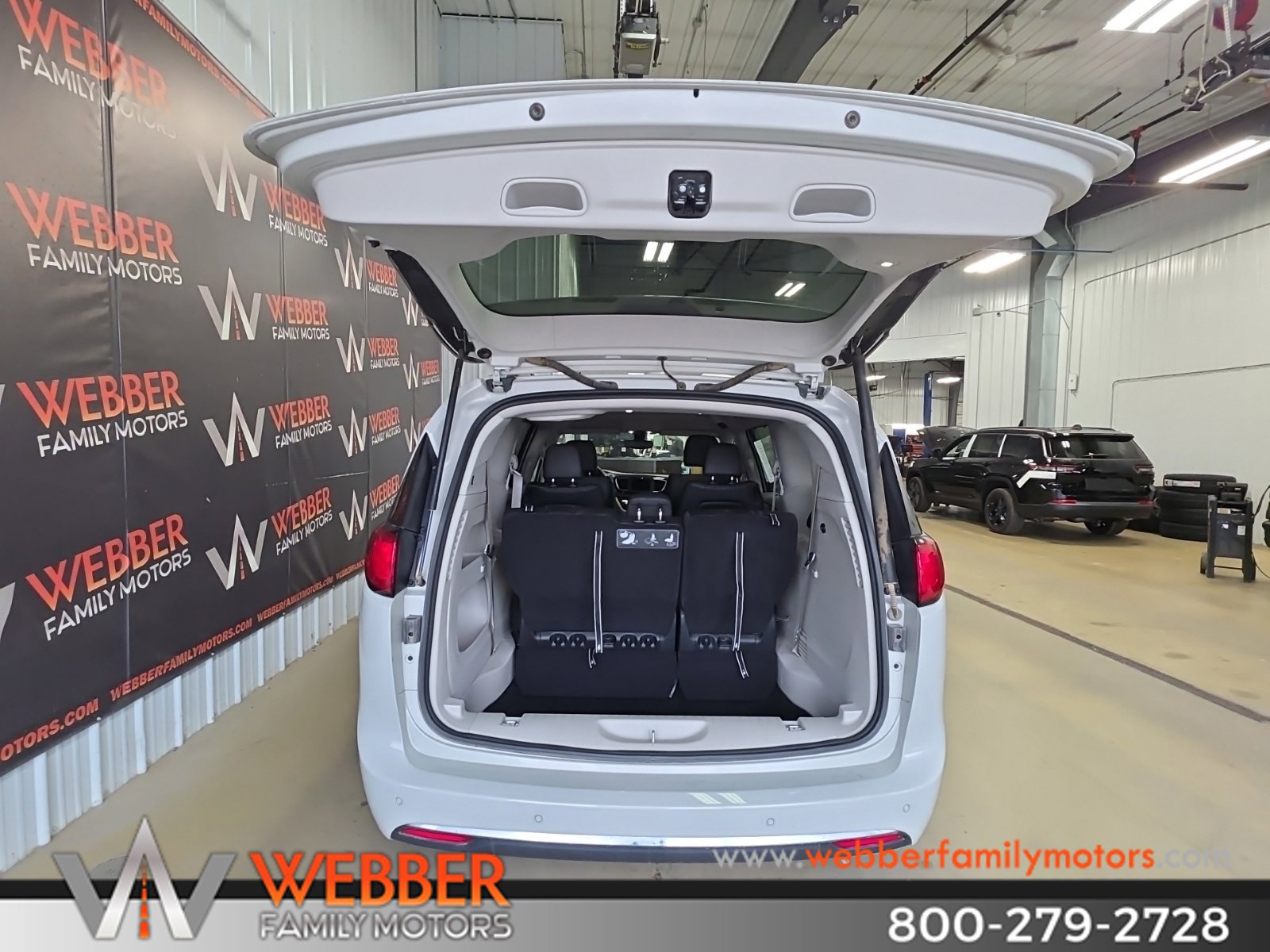 Used 2020 Chrysler Pacifica Touring-L FWD image 6