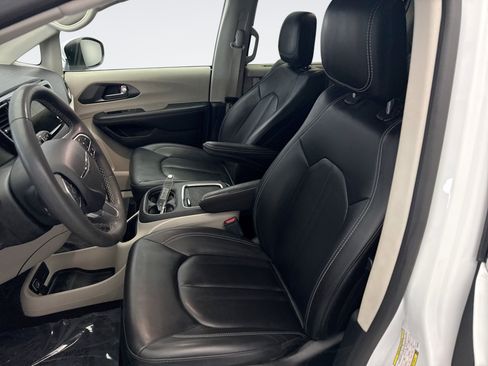 Used 2023 Chrysler Pacifica Touring-L FWD image 11
