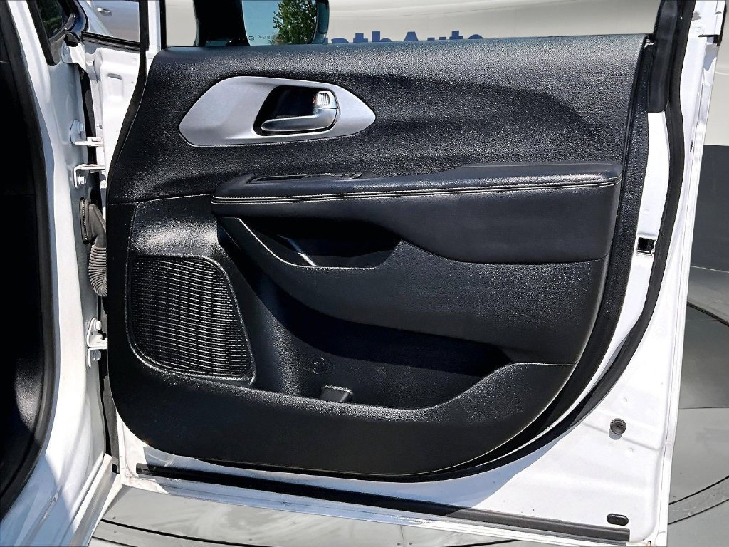 Used 2025 Chrysler Pacifica Limited FWD image 32
