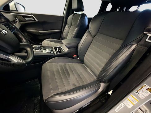 Used 2024 Mitsubishi Outlander SE image 11