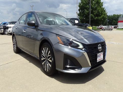 Used 2025 Nissan Altima 2.5 SV FWD image 4