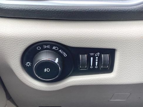 Used 2019 Chrysler Pacifica Limited w/ Advanced Safetytec Group FWD image 18