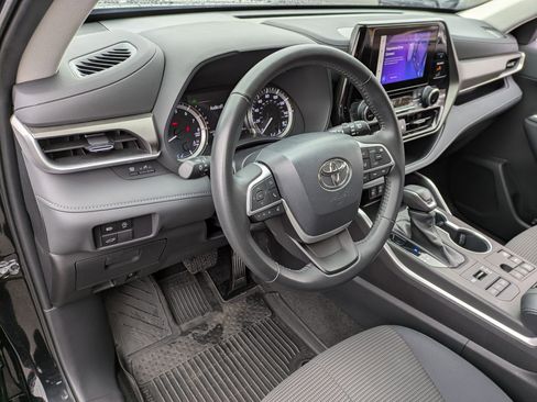 Used 2023 Toyota Highlander LE image 8