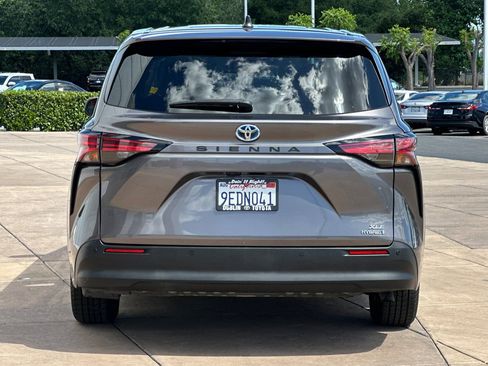 Certified 2022 Toyota Sienna XLE FWD image 6