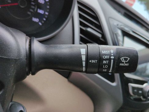 Used 2015 Hyundai Elantra SE FWD image 25