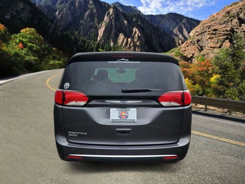 Used 2019 Chrysler Pacifica Touring Plus image 4