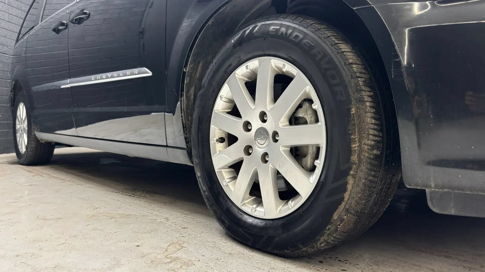 Used 2014 Chrysler Town & Country Touring FWD image 5