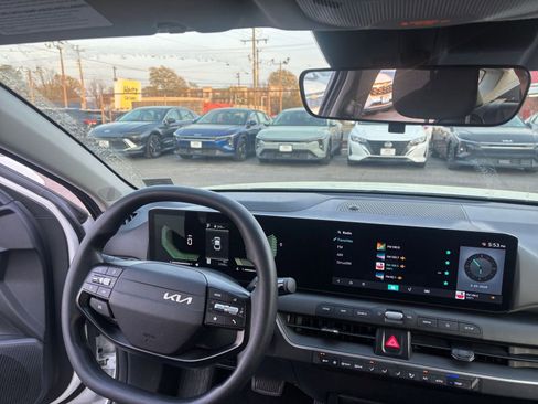 Used 2025 Kia K4 LXS image 35