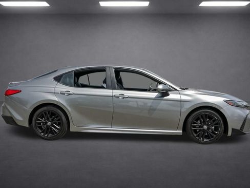 Used 2025 Toyota Camry SE FWD image 3