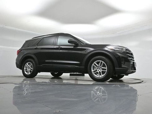 New 2026 Ford Explorer Active RWD image 3