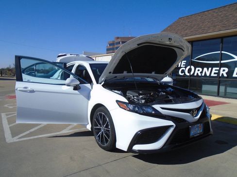 Used 2024 Toyota Camry SE image 20