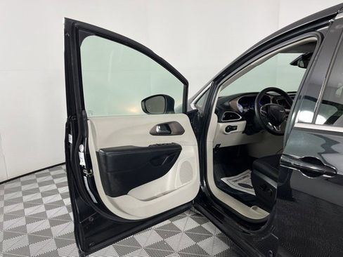 Used 2023 Chrysler Voyager LX FWD image 14