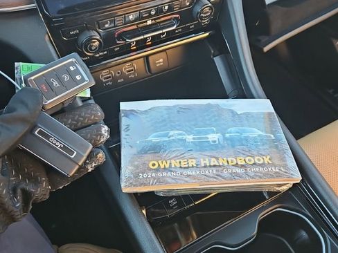 Used 2024 Jeep Grand Cherokee L Summit w/ High Altitude Package image 7