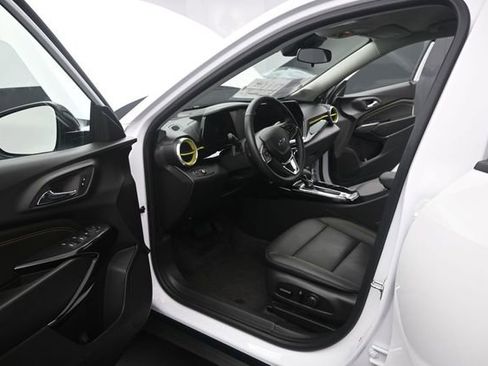 Used 2025 Chevrolet Trax ACTIV FWD image 9