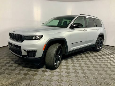Used 2023 Jeep Grand Cherokee L Limited w/ Black Appearance Package AWD/4WD image 9