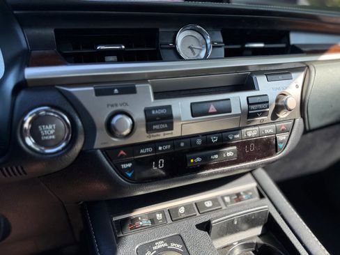 Used 2018 Lexus ES 350 w/ Luxury Package w/Wood Trim FWD image 34