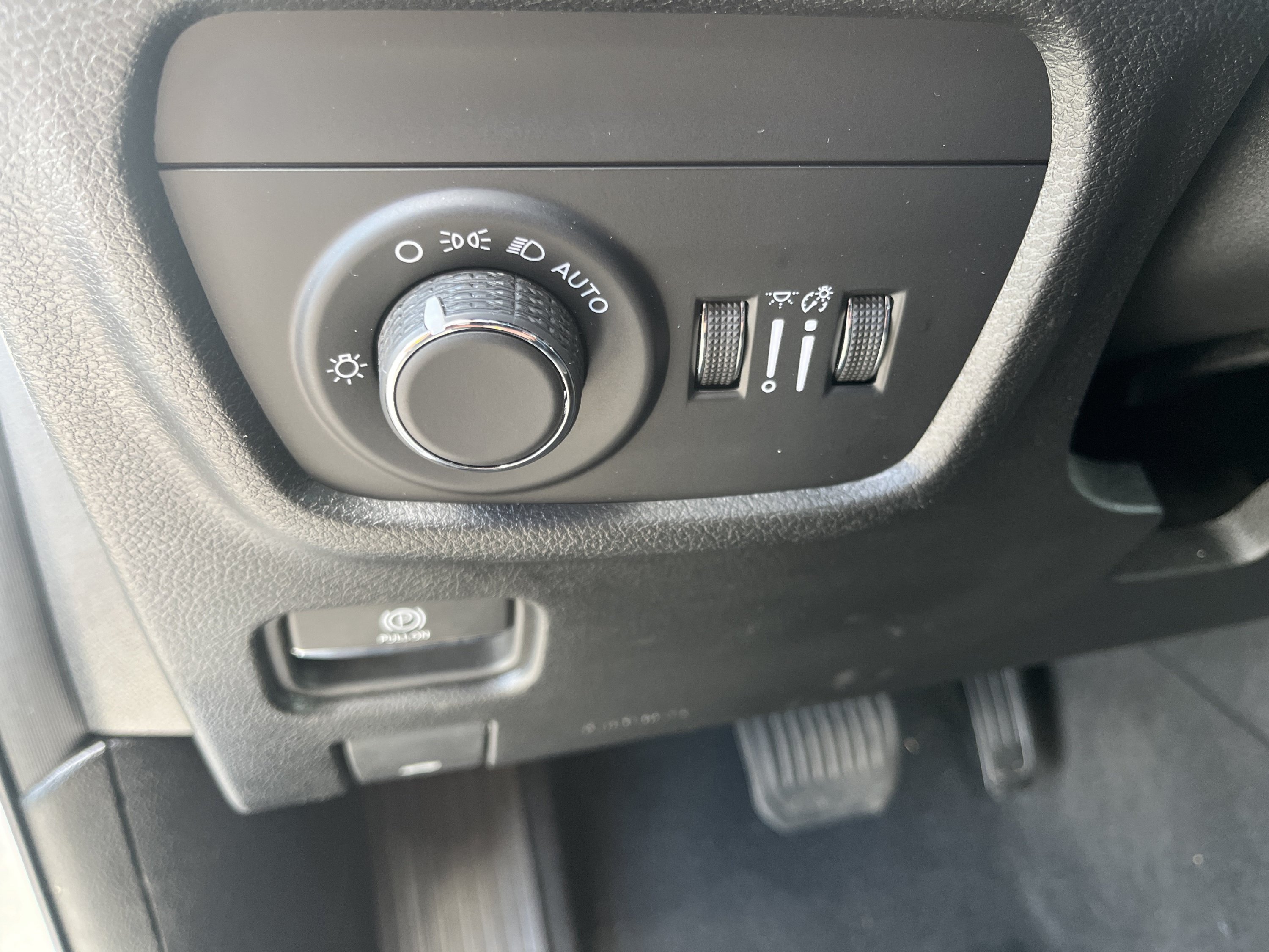 Used 2025 Jeep Grand Cherokee Altitude AWD/4WD image 19