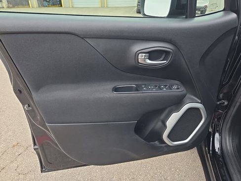 Used 2018 Jeep Renegade Latitude image 12