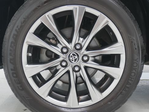 Used 2018 Toyota RAV4 Limited FWD image 30