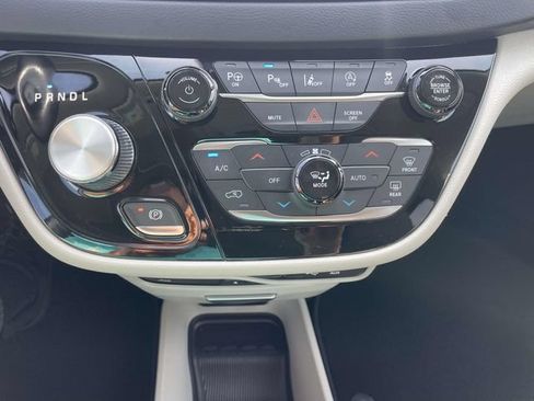 Used 2020 Chrysler Pacifica Touring-L Plus w/ Advanced Safetytec Group FWD image 38