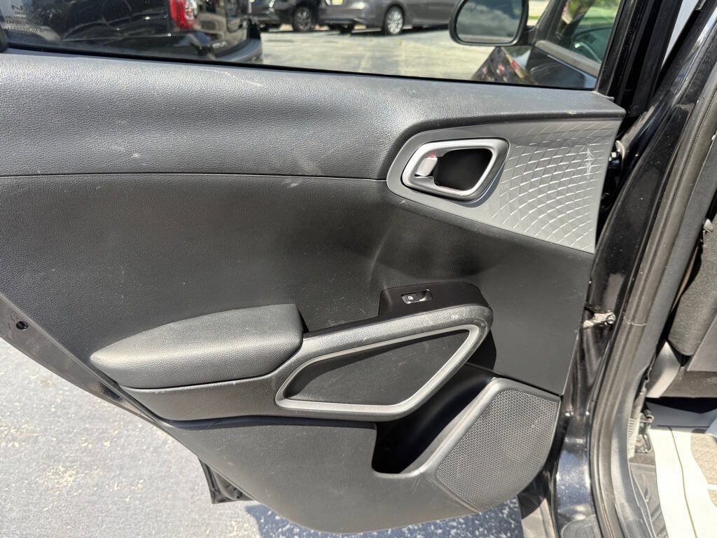 Used 2022 Kia Soul LX w/ Technology Package FWD image 23