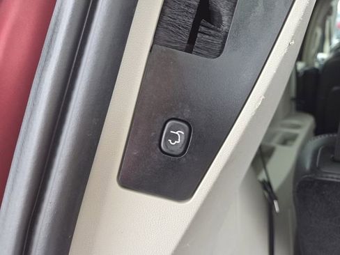 Used 2014 Chrysler Town & Country Limited w/ Luxury Group FWD image 17