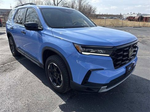 Used 2025 Honda Pilot TrailSport image 1