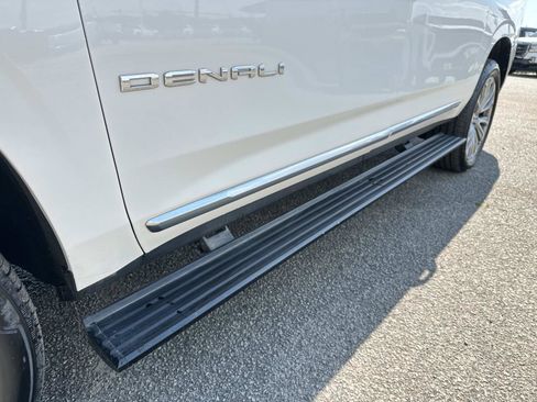 Used 2022 GMC Yukon XL Denali image 12