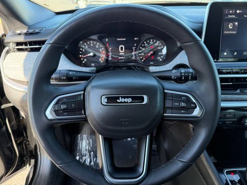 Used 2025 Jeep Compass Latitude AWD/4WD image 16