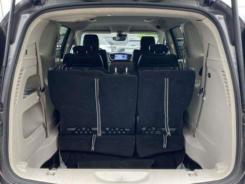 Used 2023 Chrysler Pacifica Touring-L image 29