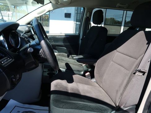 Used 2018 Dodge Grand Caravan SE image 5