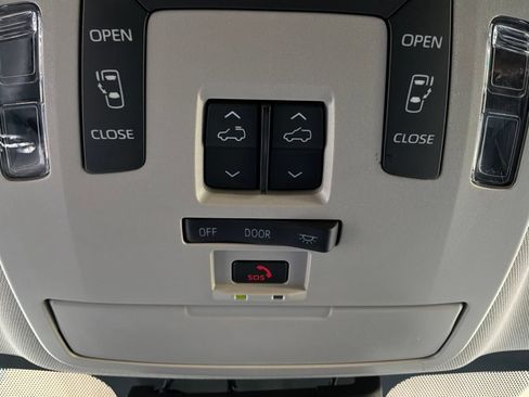 Used 2025 Toyota Sienna XLE FWD image 20