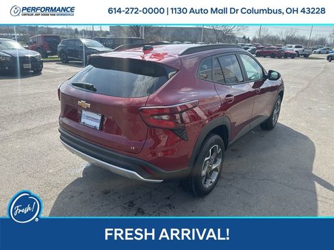 Used 2025 Chevrolet Trax LT w/ LT Convenience Package image 4