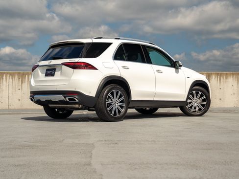 Certified 2025 Mercedes-Benz GLE 450e 4MATIC w/ Driver Assistance Package image 4