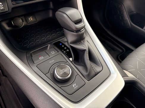 Used 2025 Toyota RAV4 XLE image 19