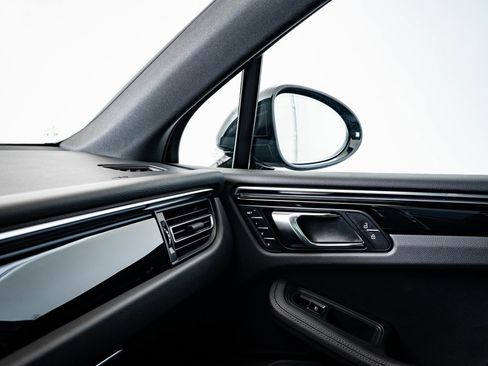 Certified 2024 Porsche Macan image 34