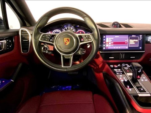 Certified 2022 Porsche Cayenne Platinum Edition image 13