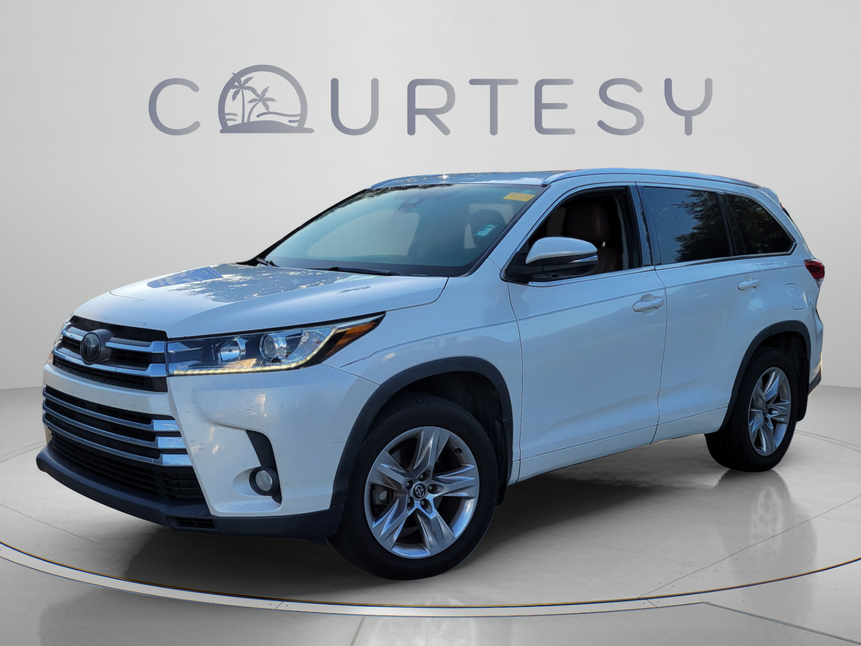 Used 2017 Toyota Highlander Limited FWD image 1