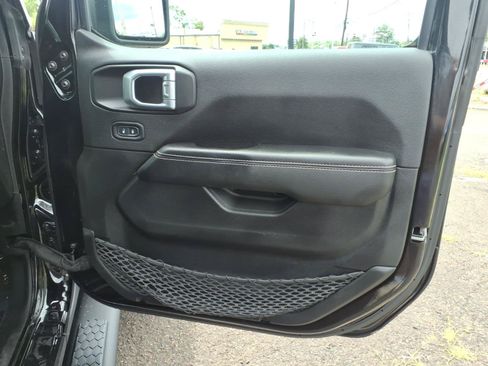 Used 2022 Jeep Wrangler Unlimited Sahara w/ LED Lighting Group AWD/4WD image 29