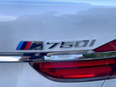 Used 2019 BMW 750i xDrive w/ M Sport Package AWD/4WD image 9