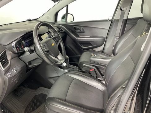 Used 2019 Chevrolet Trax LT w/ LT Convenience Package AWD/4WD image 2